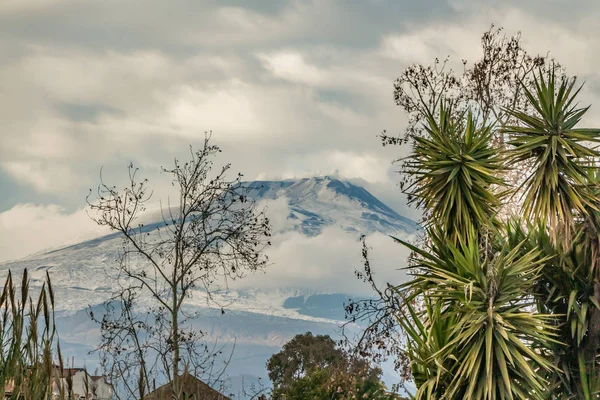 在西西里岛冬季的照片中 我们看到的埃特纳火山喷发的美丽景色中 有烟雾和雪 — 图库照片