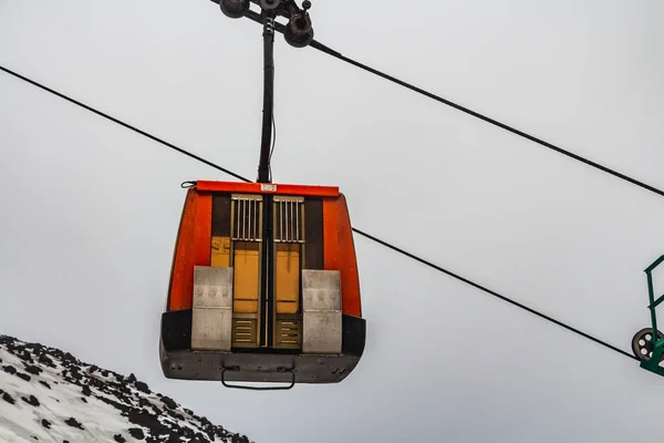 Een Rood Cabine Van Kabelbanen Met Gesloten Deur Onder Zwarte — Stockfoto