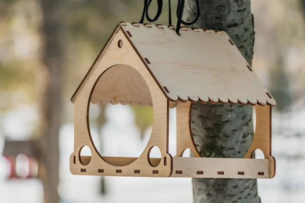 Een Prachtige Nieuwe Gele Vogel Eekhoorn Feeder Huis Van Triplex — Stockfoto