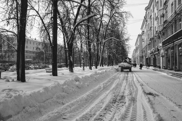 Ciągnik Usuwa Biały Śnieg Ulicy Zimie Miasto Czarno Białe Zdjęcie — Zdjęcie stockowe