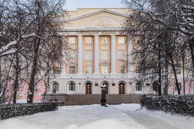 Yekaterinburg, Sverdlovsk Rusya - 02 02 2019: Yekaterinburg Suvorov askeri okul Savunma Bakanlığı Rusya anıtlar ve ağaçlar ve çalılar ile beyaz kar kış