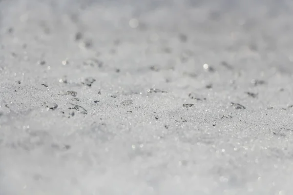 Μια όμορφη οριζόντια μακρο-υφή σε λευκό και μαύρο χρώμα πάγου και χιονιού με φώτα bokeh το χειμώνα — Φωτογραφία Αρχείου