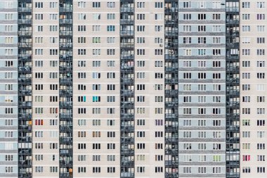 Renkli pencereler ve gri Balcones bir grup ile beyaz ve gri tuğla duvarın bir parçası. Tuğla duvarda renkli pencerelerin yatay dokusu