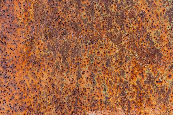 Hermosa textura horizontal de hoja de metal amarillo y verde y marrón con óxido de naranja y agujeros en la foto —  Fotos de Stock