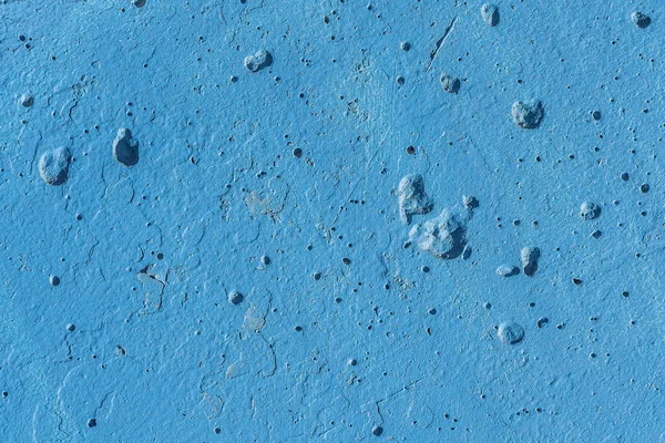 Bela textura horizontal de parte da parede de concreto antigo pintado na cor azul com furos na foto — Fotografia de Stock