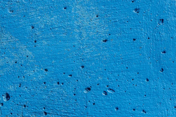 Bela textura horizontal de parte da parede de concreto antigo pintado na cor azul com furos na foto — Fotografia de Stock