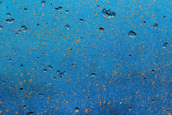 Bela textura horizontal de parte da parede de concreto antigo pintado em azul e spray de cor amarela com furos na foto — Fotografia de Stock