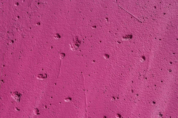 Schöne horizontale Textur eines Teils der alten Betonwand in rosa lackiert mit Löchern auf dem Foto — Stockfoto