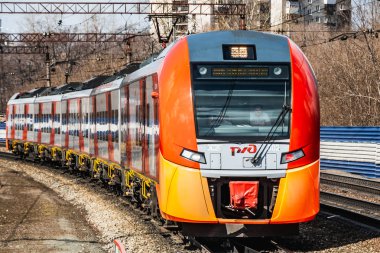 Yekaterinburg, Sverdlovsk Rusya - 24 04: 2019: Yeni kırmızı ve turuncu elektrikli tren Lastochka ilkbaharda Rus demiryolunun yeni tren istasyonuna geldi