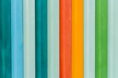 Renkli kırmızı yeşil mavi turuncu sarı gri metal çit güzel yatay doku