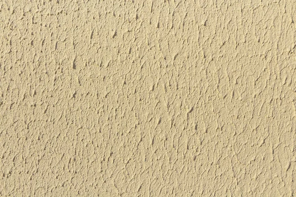 Schöne horizontale Textur eines Teils der alten Betonwand in gelber und weißer Farbe gestrichen und mit Löchern auf dem Foto — Stockfoto