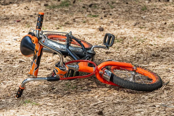 Pomarańczowy i czarny rower jest na żółtym soilorange i czarny rower leży na żółtej glebie — Zdjęcie stockowe