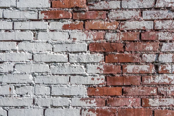 Eski bir kırmızı tuğla duvar parçası güzel bir yatay doku fotoğraf üzerinde beyaz renk boyalı