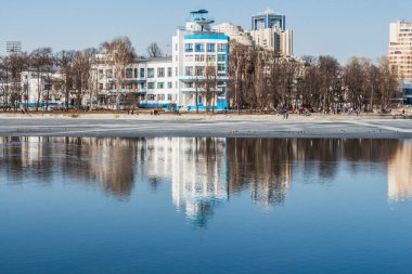 Yekaterinburg, Rusya - 04 04 2019: Şehir merkezinin ve Dolgu Dinamosu'nun ve ilkbaharda bir göletin güzel manzarası