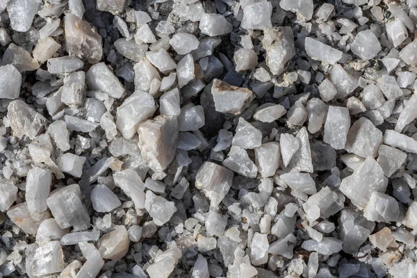 Schöne Textur aus transparentem weißem Quarzkristall Rohsteine. Natursteine und Mineralien — Stockfoto