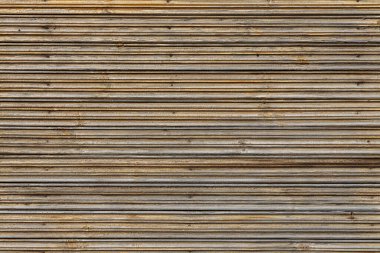 Fotoğrafta düğümlü ve reçineli sarı ve kahverengi levhaların güzel yatay dokusu yer alıyor.