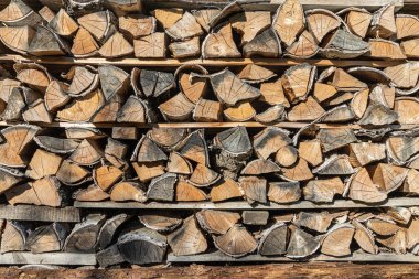 Fotoğrafta sarı kontrplak yonga tahtasının düğümlü güzel bir yatay dokusu var.