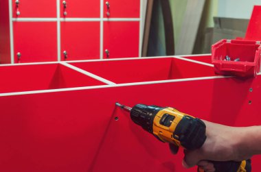 Usta mobilya boş Akülü matkap ile bir delik yapar