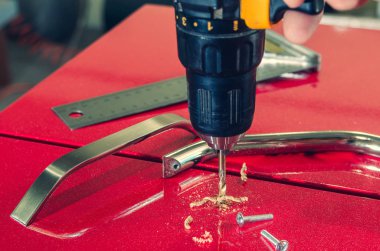 Mobilya kanopiler Dolabın kapağı için vida ile vidalı yakın çekim