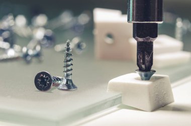 Cam mobilya cephesinde cam klipleri ve kendi kendine vurma vida ile monte edilir