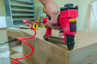 Kırmızı sroiteny pnömatik zımba