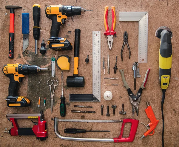 Un grand nombre d'outils artisanaux dans l'atelier sur le banc — Photo