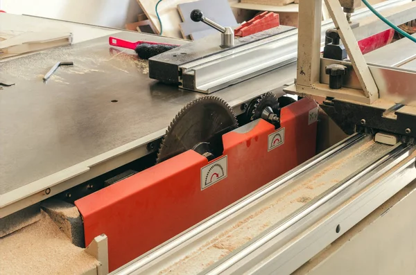 キャビネット家具 形式切断機に材料の生産 — ストック写真