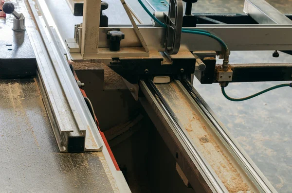 キャビネット家具 形式切断機に材料の生産 — ストック写真