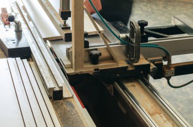 Dolap mobilya parçaları bir biçimi makinede kesme,