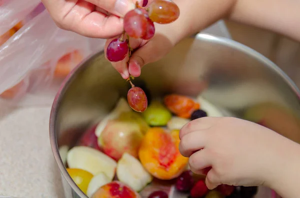 Preparação de compota de fruto de fruto congelado — Fotografia de Stock