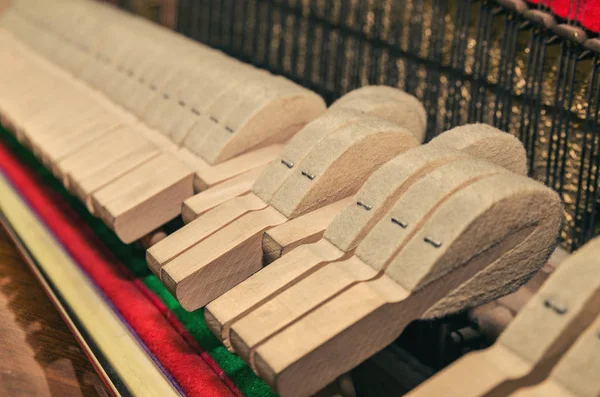 Pinnen en strijkers van de oude piano — Stockfoto
