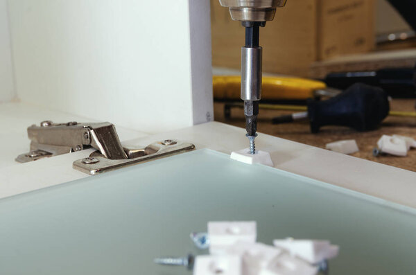 Стекло на мебельном фасаде монтируется со стеклянными зажимами и саморежущими винтами
