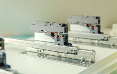 Mobilya, işaretleme ve çekmece için kılavuzları yüklenmesi.