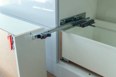 Çizgili tahtadaki mobilyaları kablosuz tornavida kullanarak monte etmek..