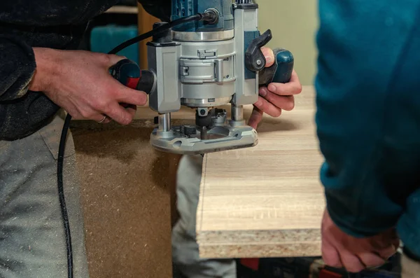 Werknemer werkstukken voor meubilair hand router closeup — Stockfoto