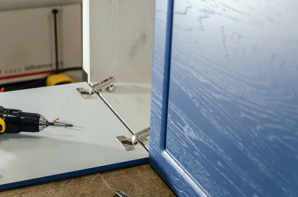 Τέντες έπιπλα μπορεί να βιδωθεί με τις βίδες στην πόρτα ντουλαπιών, γκρο πλαν — Φωτογραφία Αρχείου