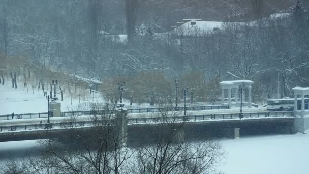 Slechte winterweer, sneeuwval, sneeuw bedekte stad brug — Stockvideo