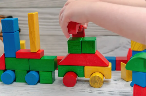 Diseñador de madera para niños de bloques de una forma diferente — Foto de Stock
