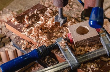 Usta bir delik ahşap boş yapar..