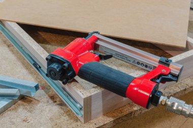 Kırmızı pnömatik zımba çekmeceyi altına çivi