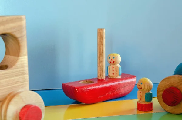 Dřevěné hračky, psací stroj s přívěsem a cestujícími — Stock fotografie