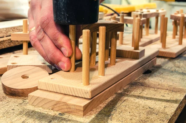 Atelier de menuiserie pour la fabrication de jouets en bois — Photo