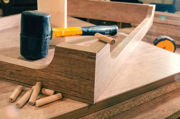 Taller de carpintería, procesos de trabajo, herramientas y piezas de trabajo — Foto de Stock