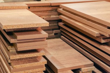 tahta yonga mobilya üretimi için parçalar kesti