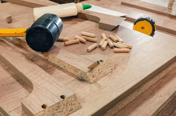 Taller de carpintería, procesos de trabajo, herramientas y piezas de trabajo — Foto de Stock