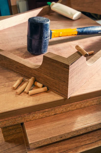 Taller de carpintería, procesos de trabajo, herramientas y piezas de trabajo — Foto de Stock