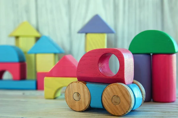 Juguetes de madera, máquina de escribir sobre fondo de madera, primer plano — Foto de Stock