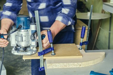 Ahşap parçaların işlenmesi için manuel frezeleme makinesi