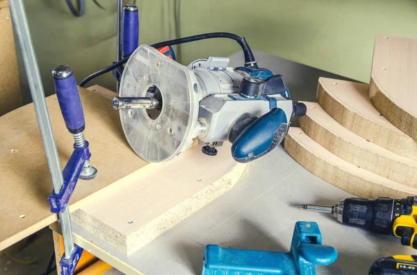 木製部品を加工するための手動フライス盤 — ストック写真