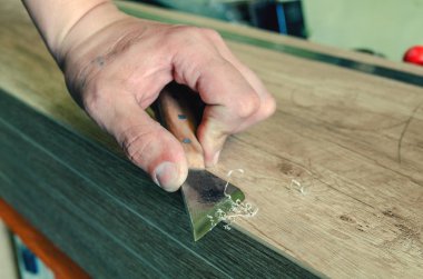 Ana çalışan bir bıçak ile mobilya kenarı işler